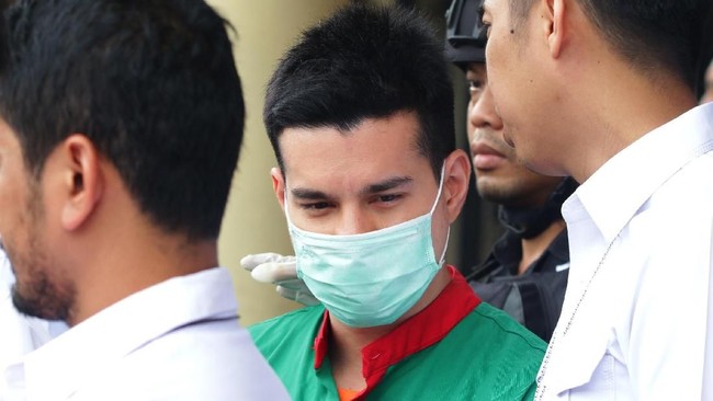 Steve Emmanuel mengaku membawa kokain 100 gram dari Belanda dan lolos pemeriksaan di bandara. Kokain tersebut diakui Steve dikonsumsi untuk dirinya sendiri.