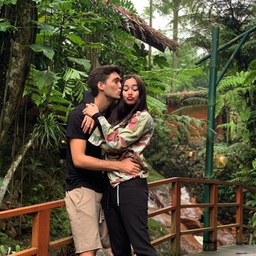 Akan Bercerai, Intip Foto Kemesraan Aura Kasih dan Eryck Amaral