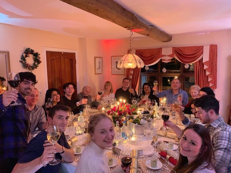 Natal 2018 menjadi perayaan Natal pertama pasangan Priyanka Chopra dan Nick Jonas, setelah melangsungkan pernikahan pada 1 Desember lalu.