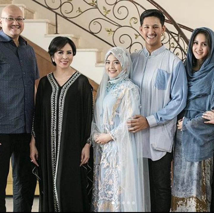 <p>Baru-baru ini, Tasya dan Randi Bachtiar menggelar tasyakuran 4 bulan kehamilan. Bersama keluarga, mereka menggelar pengajian nih, Bun. Dokumentasi: @_riop_ @therightwave (Foto: Instagram @ tasyakamila)</p>