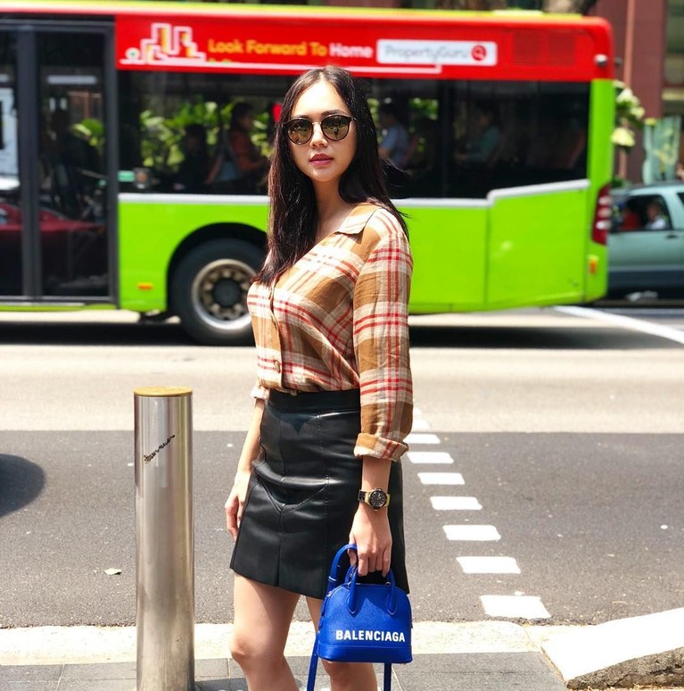 Baru-baru ini, Aura Kasih dikabarkan sudah menikah dengan Eryck Amaral. Berikut Insertlive sajikan enam foto memesona Aura yang sukses bikin kaum Adam terpikat.