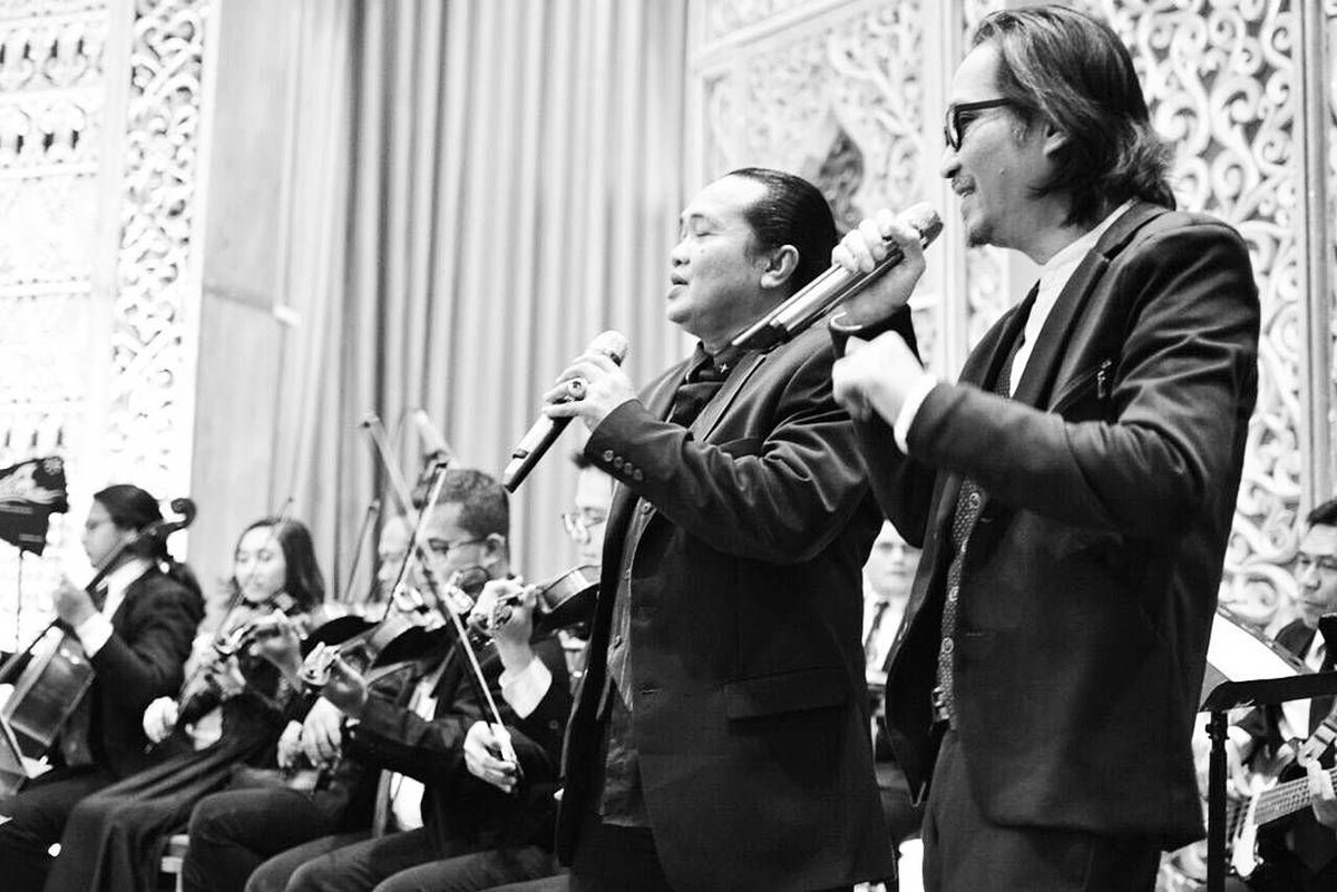 Musisi gaek&comma; Dian Premana Poetra&comma; meninggal dunia&comma; Kamis &lpar;27&sol;12&rpar;&period; Sosok Dian dikenal lewat karya legendarisnya bersama 2D&period; Berikut aksi panggung terbaik Dian&period;