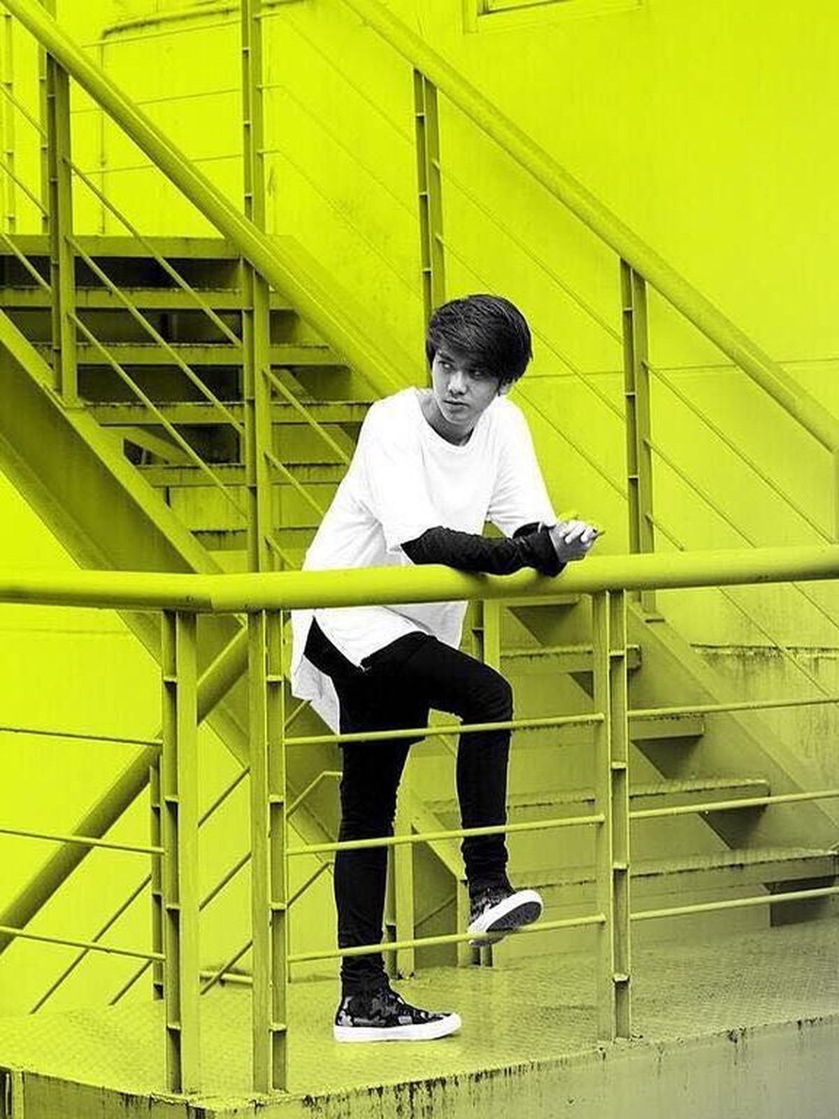 Iqbaal Ramadhan genap berusia 19 tahun pada Jumat &lpar;28&sol;12&rpar;&period; Berikut Insertlive sajikan 6 foto keren pemeran Dilan di Film Dilan 1990 ini&period;