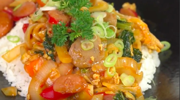 Resep Nasi Gila, Nasi Lengkap Berbagai Isi Resep Nasi Gila bisa jadi menu nasi paling lengkap tapi dengan proses pembuatan yang sangat sederhana.