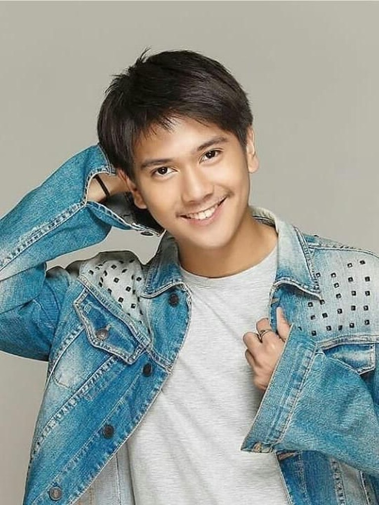 Ulang Tahun Ke-19, Intip 6 Gaya Keren Iqbaal Ramadhan Iqbaal Ramadhan genap berusia 19 tahun pada Jumat (28/12). Berikut Insertlive sajikan 6 foto keren pemeran Dilan di Film Dilan 1990 ini.