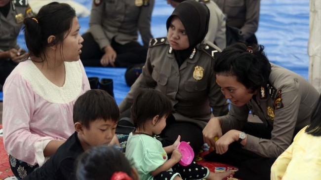 Bocah 10 tahun korban tsunami Selat Sunda berusaha menghibur pengungsi di Lampung dengan sebuah nyanyian. Namun, pengungsi terharu hingga meneteskan air mata.
