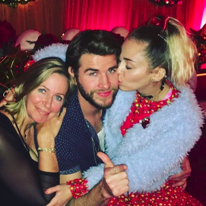 <p>Pasangan tersebut menikah dengan upacara sederhana yang dihadiri keluarga dekat termasuk Ibu Cyrus, Tish Cyrus dan sang ayah, Billy Ray Cyrus. Wah, selamat ya Liam dan Miley. (Foto: Instagram/liamhemsworth)</p>