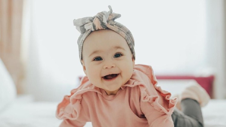 Belakangan, nama bayi singkat menjadi pilihan banyak orang tua untuk anaknya. Terdengar lucu, dan gampang saat memanggilnya.