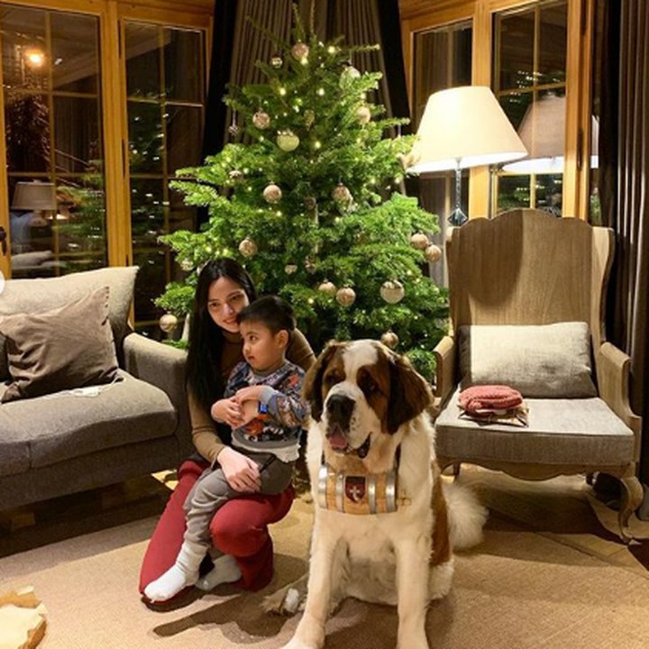 <p>Dekorasi Natal masih menghiasi rumah yang disambangi Nia dan Anak-anaknya, kira-kira di rumah siapa ya mereka? Hayo tebak! (Foto: Instagram @ ramadhaniabakrie)</p>