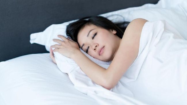 Mengembangkan kebiasaan tidur yang baik merupakan salah satu cara untuk meredakan stres dan meningkatkan suasana hati.