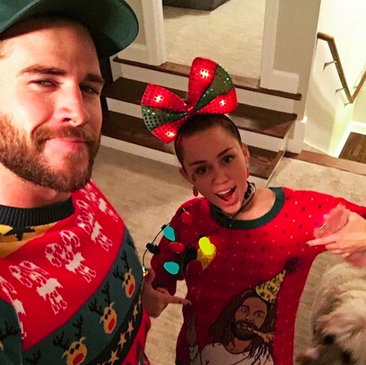 <p>Pasangan ini juga nggak segan melakukan hal konyol lho. He-he. (Foto: Instagram/liamhemsworth)</p>