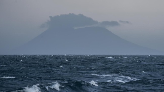 KN Basudewa disiapkan untuk memantau aktivitas Gunung Anak Krakatau yang telah berstatus siaga dan aktivitas pelayaran di musim mudik 2022.