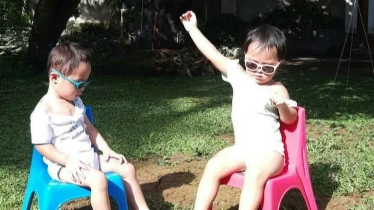 Berbagai cara bisa dilakukan untuk mengatasi flu pada anak. Bunda, simak yuk cara alami Cynthia Lamusu meredakan batpil yang dialami kedua anak kembarnya.