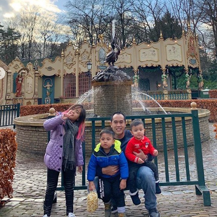 <p>Pergi ke Belanda kurang lengkap jika tidak berkunjung ke Efteling Theme Park Resort, berfoto di depan patung apa ya itu? Keren banget deh tempatnya. (Foto: Instagram @ ardibakrie)</p>