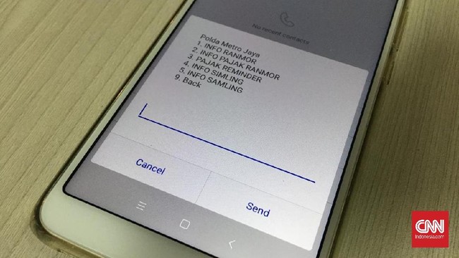 Menggunakan sistem USSD *368*1# untuk pengguna Telkomsel dan XL, di dalamnya ada pilihan menu yang membuka informasi soal identitas dan pajak kendaraan.