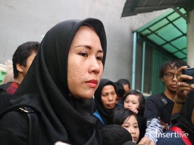 Berikut suasana pemakaman dari musisi legenda Indonesia, Dian Pramana Poetra.