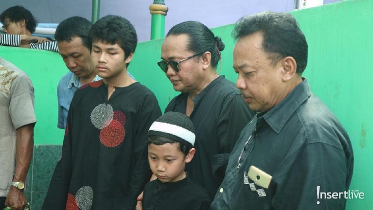 Berikut suasana pemakaman dari musisi legenda Indonesia, Dian Pramana Poetra.
