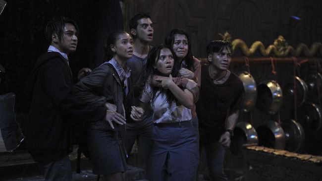 Kisah Kimo Stamboel Terpincut Cerita 'DreadOut' Kimo Stamboel punya cerita sendiri mengapa dirinya kukuh untuk mengangkat kisah gim 'DreadOut' menjadi film.