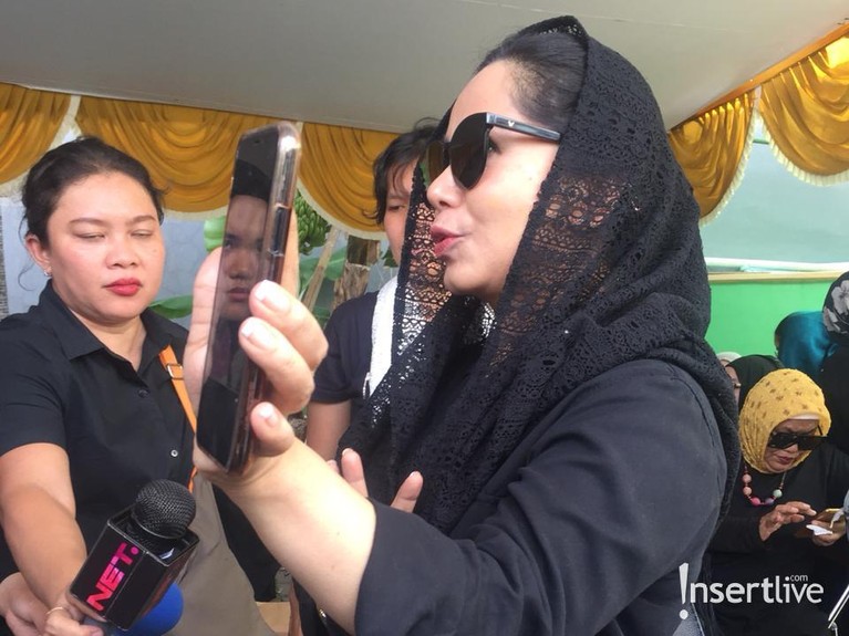 Berikut suasana pemakaman dari musisi legenda Indonesia, Dian Pramana Poetra.