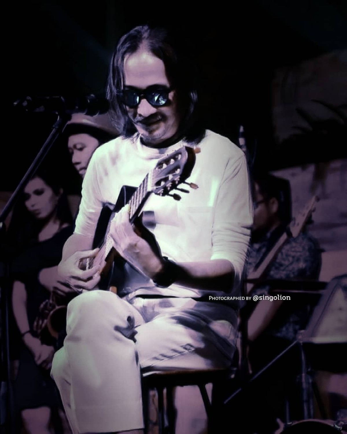 Musisi gaek&comma; Dian Premana Poetra&comma; meninggal dunia&comma; Kamis &lpar;27&sol;12&rpar;&period; Sosok Dian dikenal lewat karya legendarisnya bersama 2D&period; Berikut aksi panggung terbaik Dian&period;