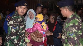FOTO: Proses Evakuasi Warga Pulau di Sekitar Anak Krakatau