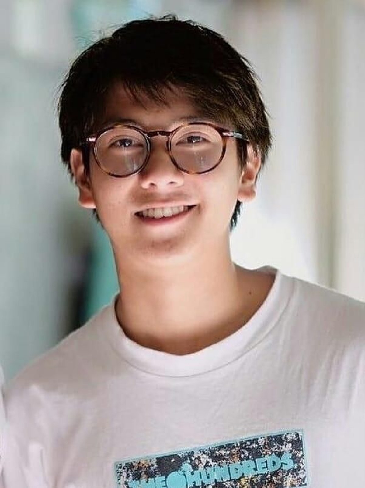 Iqbaal Ramadhan genap berusia 19 tahun pada Jumat &lpar;28&sol;12&rpar;&period; Berikut Insertlive sajikan 6 foto keren pemeran Dilan di Film Dilan 1990 ini&period;