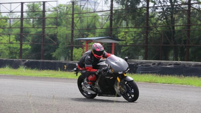 Sebelum bisa menunggangi RC213V-S, orang yang beruntung diajari dulu tata krama berkendara di sirkuit.