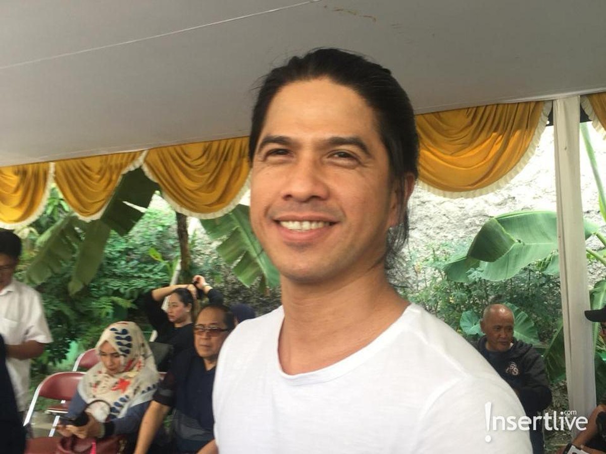 Berikut suasana pemakaman dari musisi legenda Indonesia&comma; Dian Pramana Poetra&period;