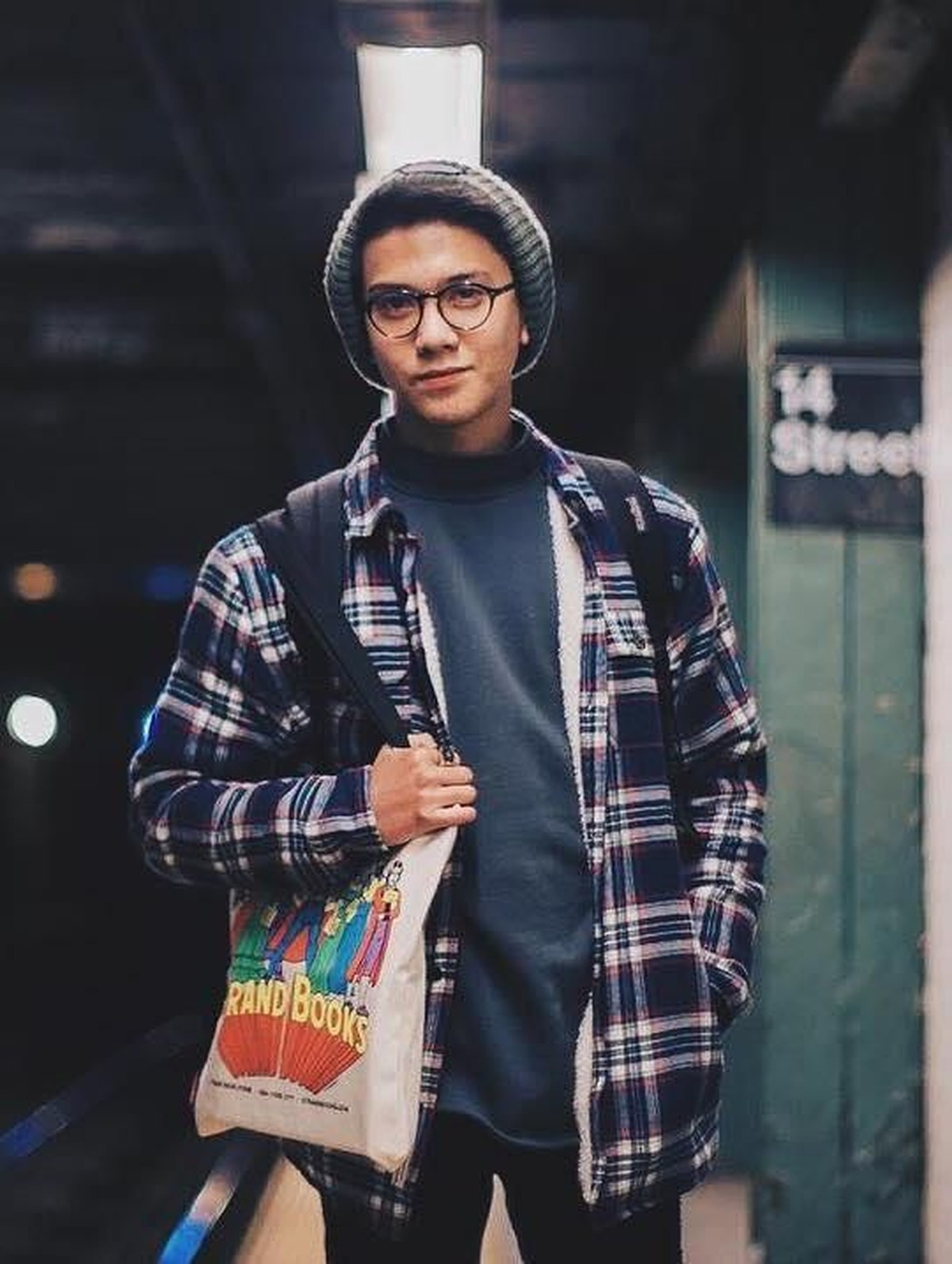 Iqbaal Ramadhan genap berusia 19 tahun pada Jumat &lpar;28&sol;12&rpar;&period; Berikut Insertlive sajikan 6 foto keren pemeran Dilan di Film Dilan 1990 ini&period;