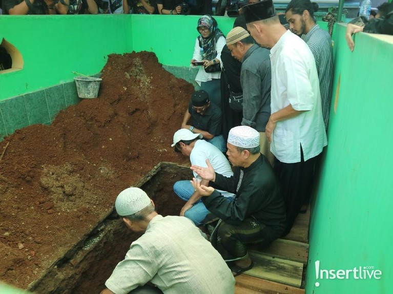 Berikut suasana pemakaman dari musisi legenda Indonesia, Dian Pramana Poetra.