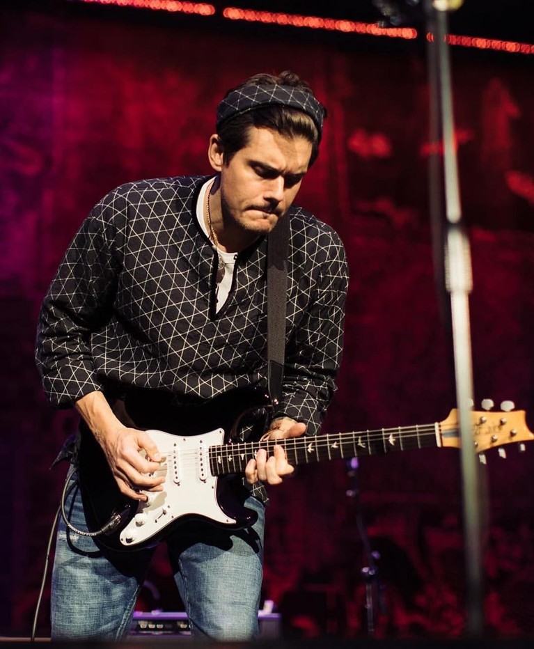 Bakal Konser di Indonesia, Intip 6 Aksi Keren John Mayer John Mayer bakal menggelar konser di Indonesia pada April 2019 mendatang. Sebelumnya, yuk simak enam aksi keren Mayer saat berlaga di atas panggung.