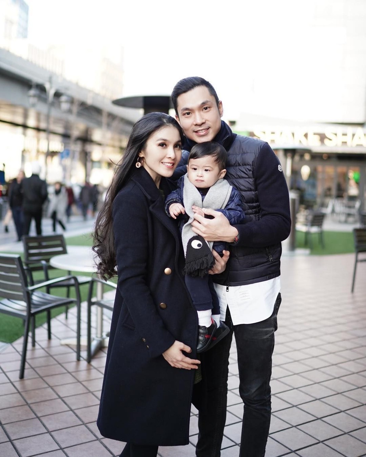 Momen pergantian tahun dimanfaatkan Sandra Dewi dan keluarganya untuk berlibur ke Jepang&period; Yuk&comma; simak enam potret keseruan mereka di Negeri Sakura&excl;