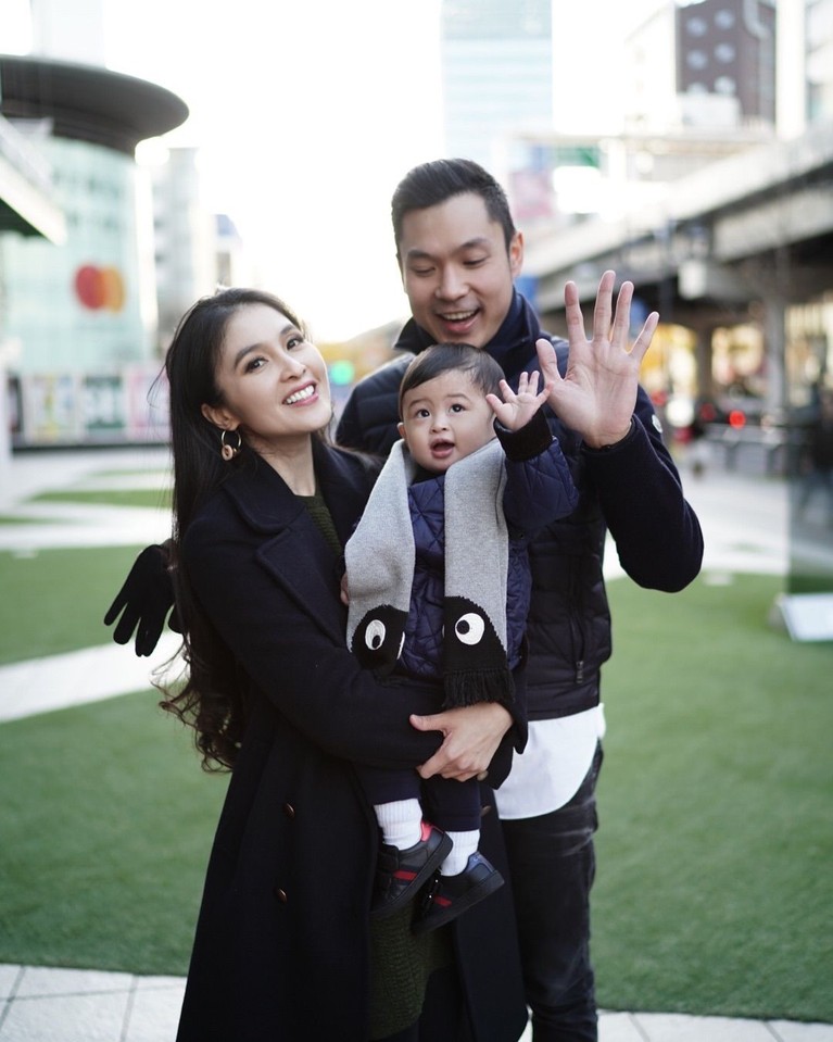 Momen pergantian tahun dimanfaatkan Sandra Dewi dan keluarganya untuk berlibur ke Jepang. Yuk, simak enam potret keseruan mereka di Negeri Sakura!