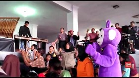 VIDEO: Panggung dan Teletubbies untuk Anak Korban Tsunami