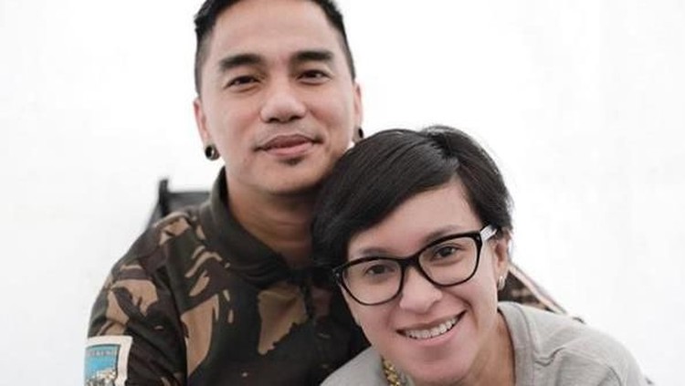 Beda dengan yang lain, di ultah pernikahan yang ke-13 tahun, Enda 'Ungu' menyampaikan hal yang kocak ke sang istri.