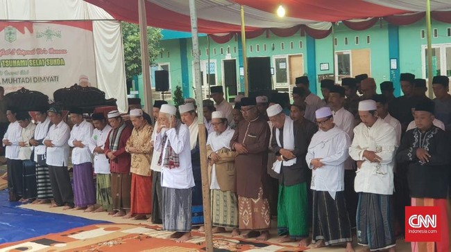 Pengungsi bencana tsunami Selat Sunda mengadakan doa bersama di malam tahun baru sebagai bagian terapi psikologis untuk para korban.