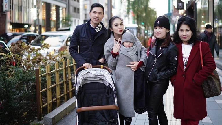 Momen pergantian tahun dimanfaatkan Sandra Dewi dan keluarganya untuk berlibur ke Jepang. Yuk, simak enam potret keseruan mereka di Negeri Sakura!