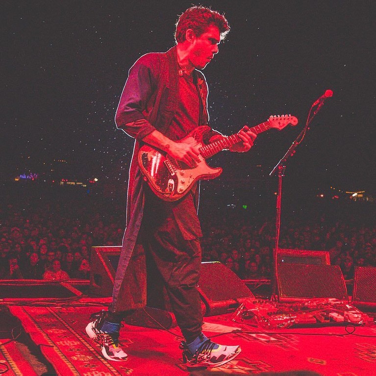 John Mayer bakal menggelar konser di Indonesia pada April 2019 mendatang. Sebelumnya, yuk simak enam aksi keren Mayer saat berlaga di atas panggung.