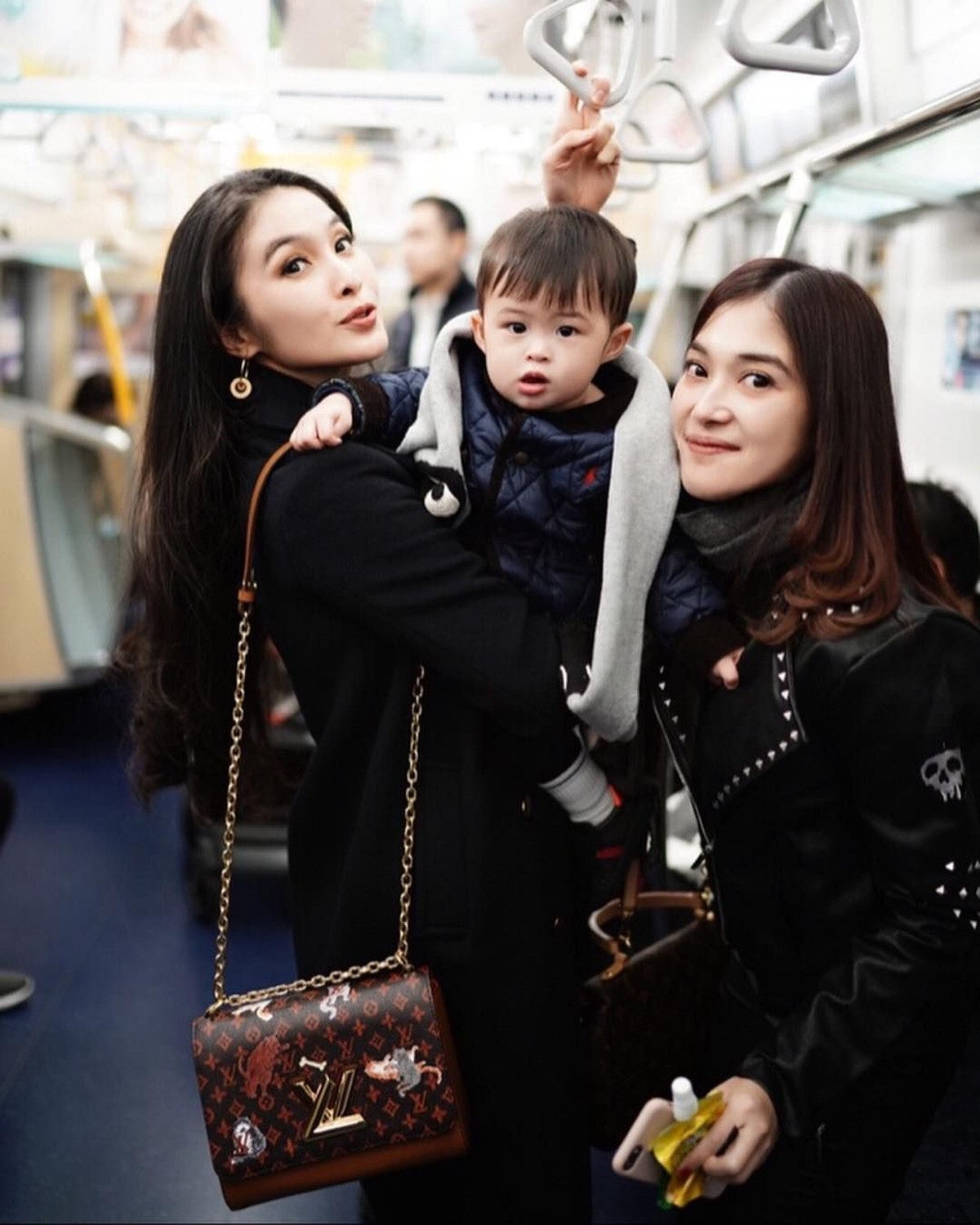 Momen pergantian tahun dimanfaatkan Sandra Dewi dan keluarganya untuk berlibur ke Jepang&period; Yuk&comma; simak enam potret keseruan mereka di Negeri Sakura&excl;