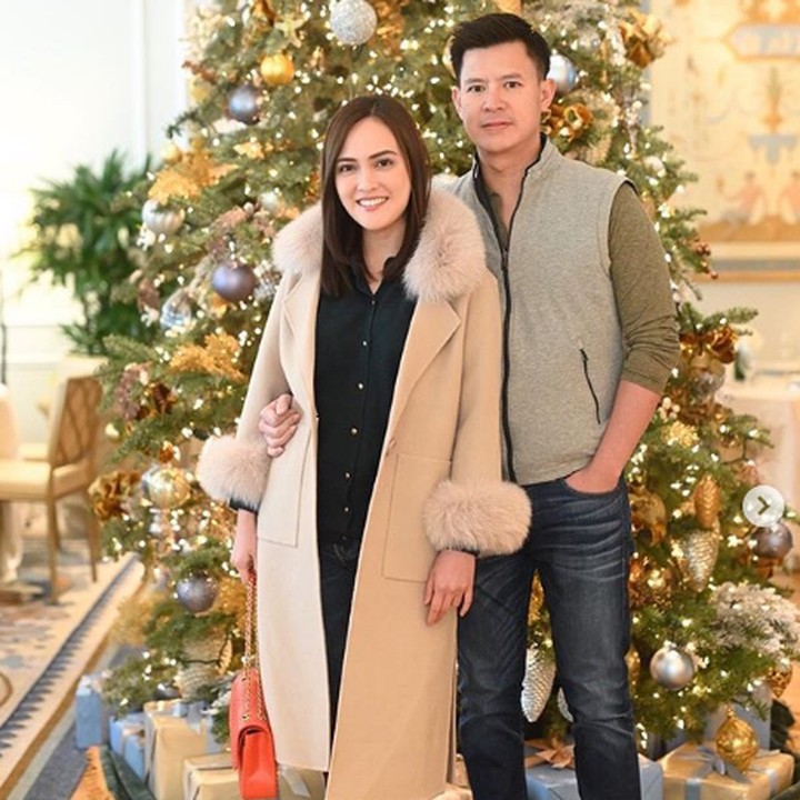 <p>Usai makan bersama, Shandy foto bareng dengan suami di depan pohon natal yang bagus banget nih. Dokumentasi: @yansensetiawan (Foto: Instagram @shandyaulia)</p>