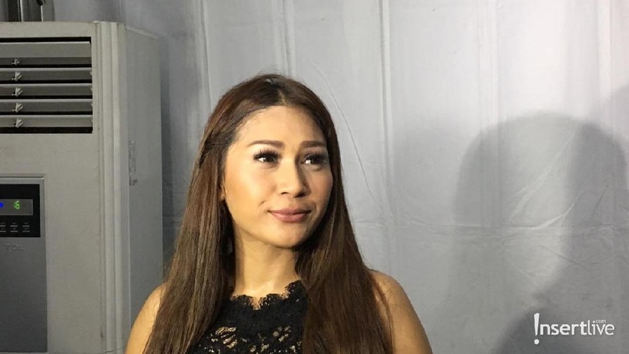 Tata Janeeta mengunggah sebuah foto yang memperlihatkan kata-kata galau.
