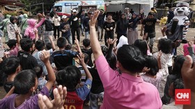 Baju Bekas Melimpah, Korban Tsunami Banten Ambil Dua Karung
