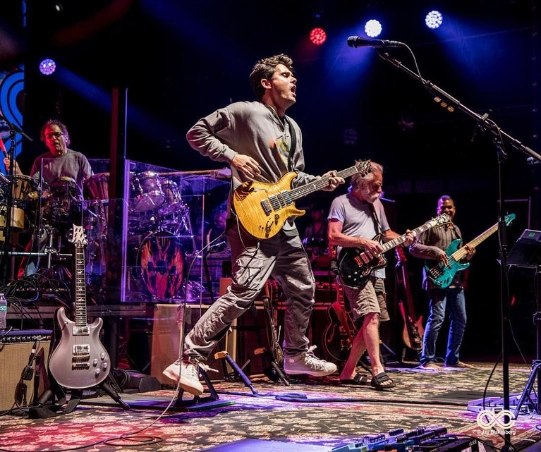 John Mayer bakal menggelar konser di Indonesia pada April 2019 mendatang. Sebelumnya, yuk simak enam aksi keren Mayer saat berlaga di atas panggung.