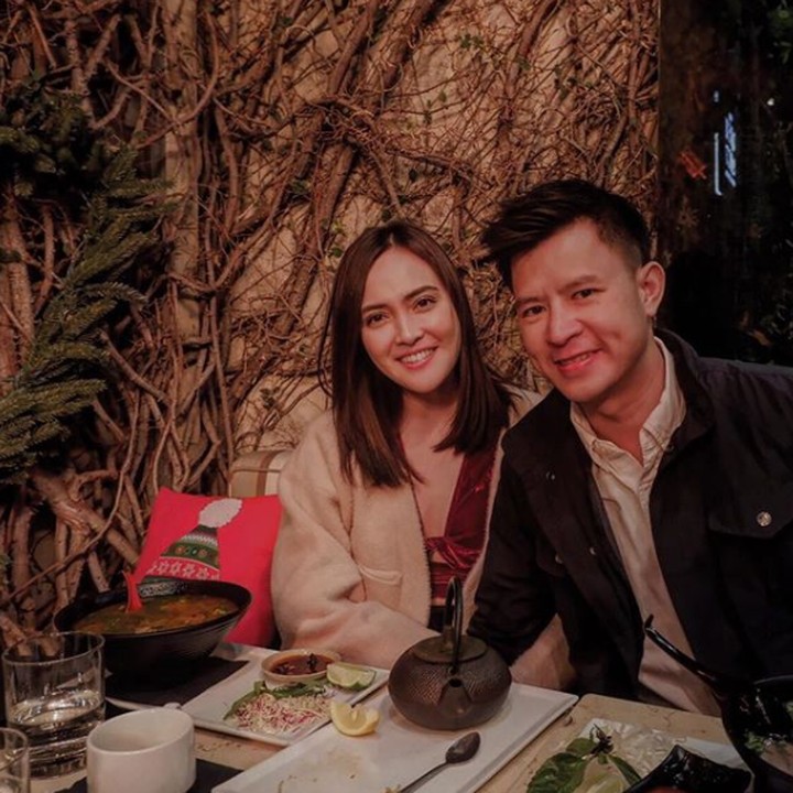 <p>Cuaca yang hangat diterangi matahari sore, membuat Sandy dan suami makin happy saat jalan-jalan santai. Dokumentasi: @yansensetiawan (Foto: Instagram @shandyaulia)</p>