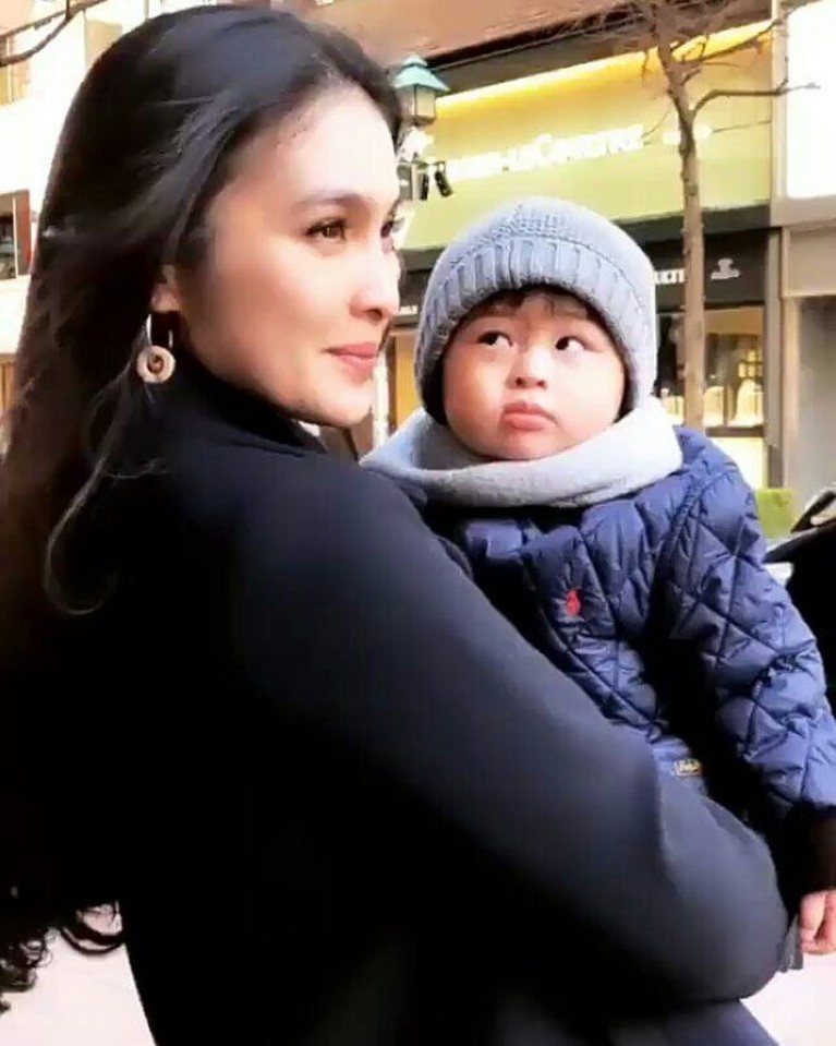 Momen pergantian tahun dimanfaatkan Sandra Dewi dan keluarganya untuk berlibur ke Jepang. Yuk, simak enam potret keseruan mereka di Negeri Sakura!