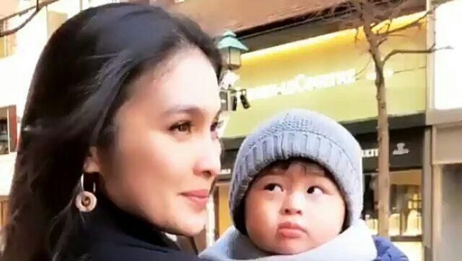 Sandra Dewi tampak murka saat ada netizen yang mengusik kehidupan keluarganya.