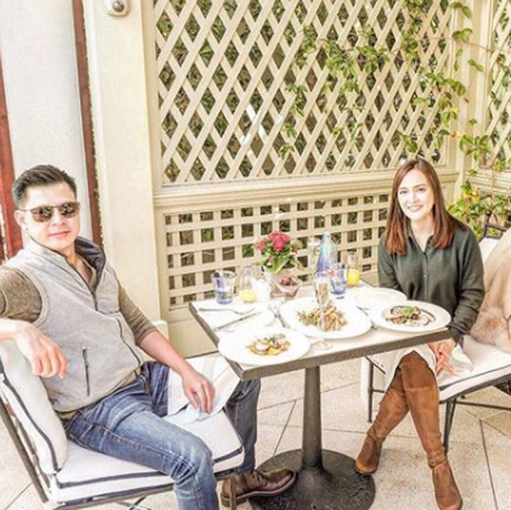 <p>Pasangan ini memang terlihat sangat romantis di mana pun mereka bersama. Menyambangi California, Shandy dan suami makan bareng di kawasan Beverly Hills. (Foto: Instagram @shandyaulia)</p>