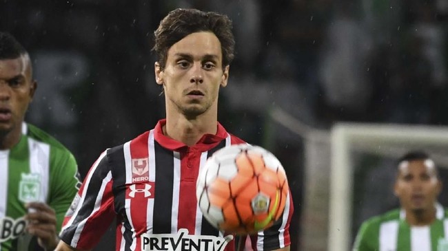 Bek tengah asal Brasil, Rodrigo Caio, ditolak pihak Barcelona meski sudah berhasil lolos tes medis bersama klub asal Catalonia itu.