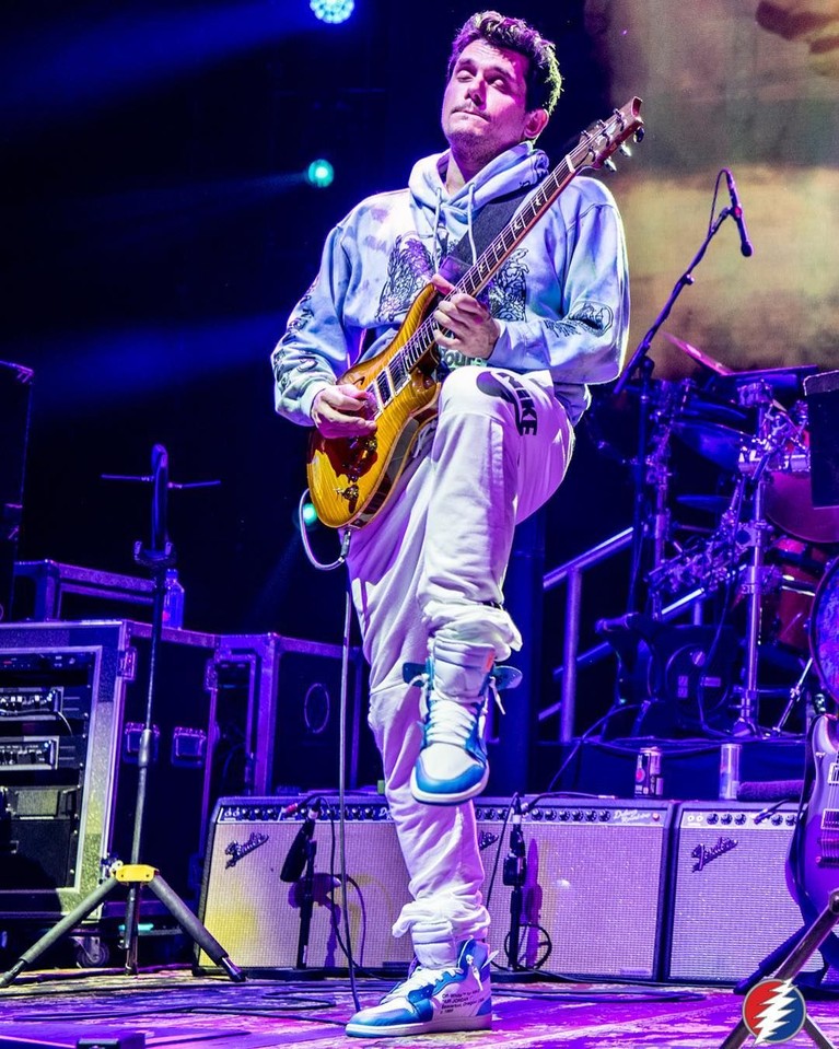 John Mayer bakal menggelar konser di Indonesia pada April 2019 mendatang. Sebelumnya, yuk simak enam aksi keren Mayer saat berlaga di atas panggung.
