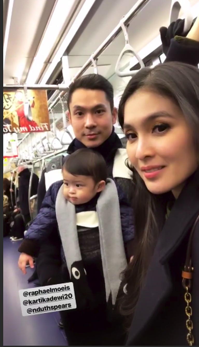 6 Potret Seru Liburan Keluarga Sandra Dewi di Jepang Momen pergantian tahun dimanfaatkan Sandra Dewi dan keluarganya untuk berlibur ke Jepang. Yuk, simak enam potret keseruan mereka di Negeri Sakura!